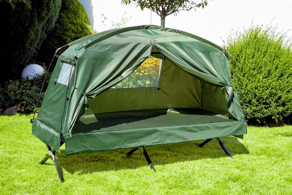 Grünes Campingbett mit Zelt